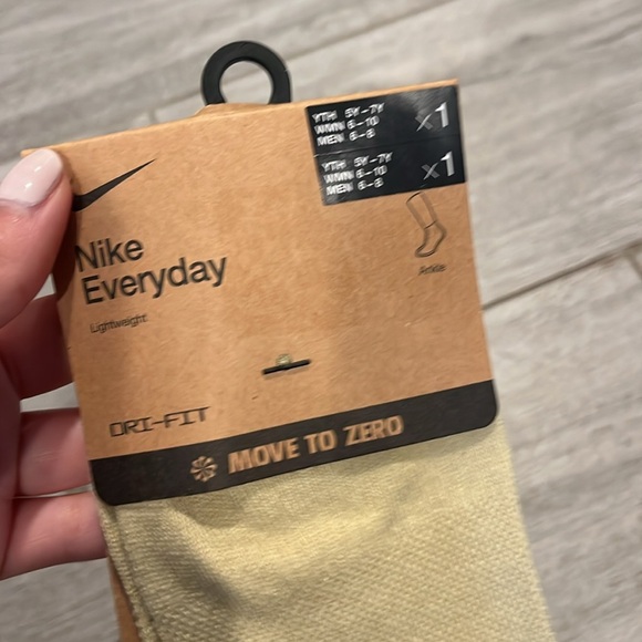 New!! Nike women's ruffle socks - Picture 3 of 4